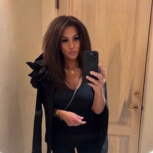 Meet your Posher, Mona